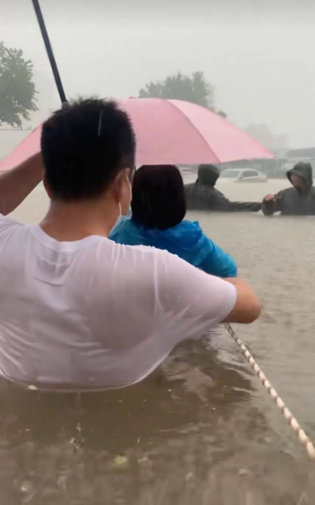 郑州暴雨致京广路隧道被淹，亲历者：车是飘起来的，很害怕，有人爬梯子离开 2021年也曾淹没多台车辆