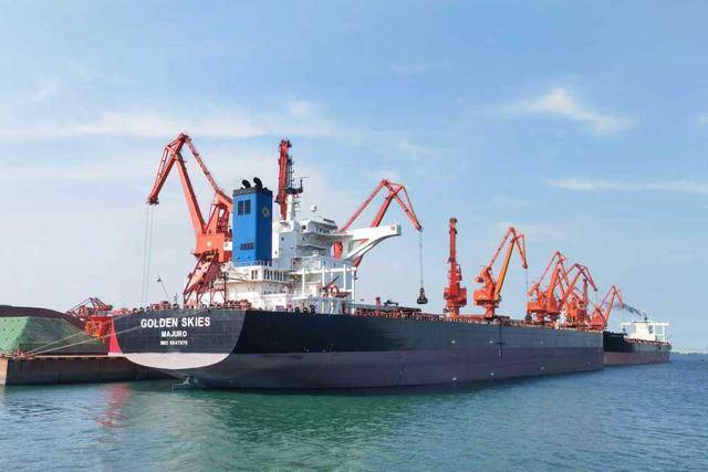 3名司机接卸12.2万吨铁矿石！青岛港干散货码头首次实现门机“一控二”全船自动化作业