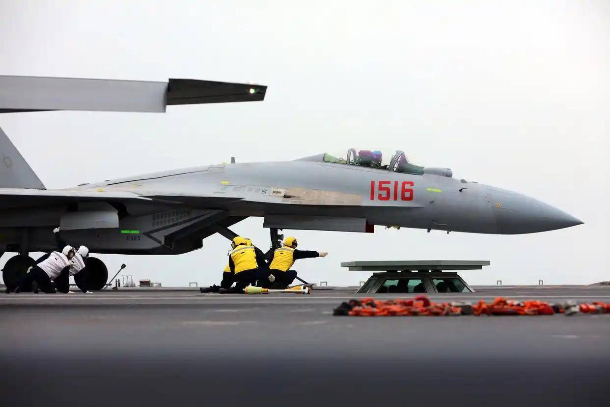 现场高清大图！一起感受舰载机弹射起飞“首秀”震撼瞬间