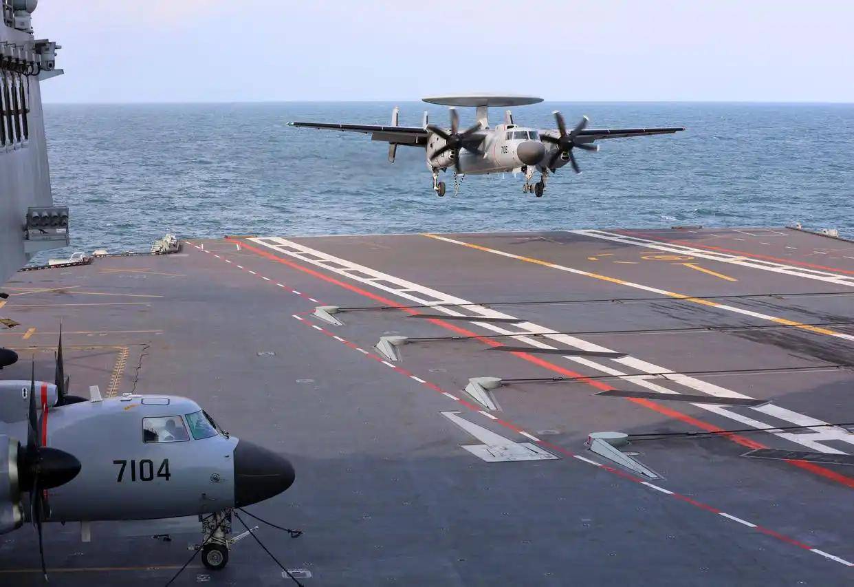 现场高清大图！一起感受舰载机弹射起飞“首秀”震撼瞬间