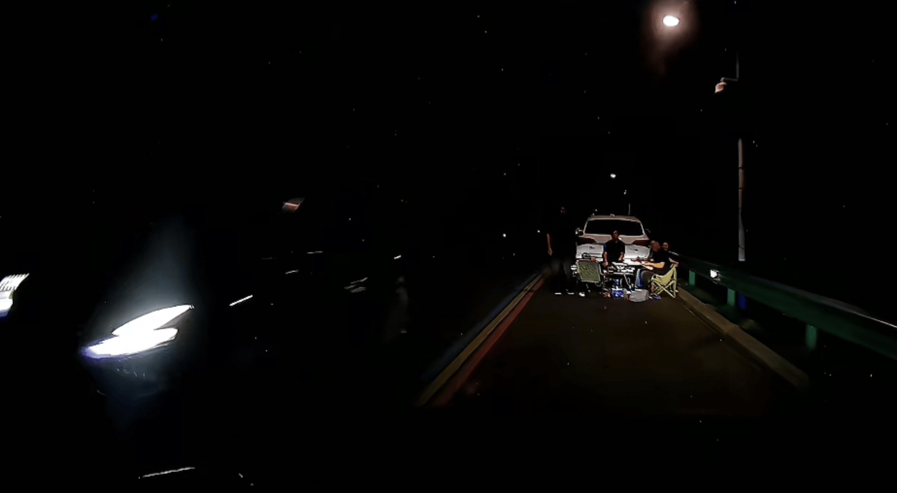 江苏一司机夜间避开远光灯后发现四人在车道摆桌吃饭,当地:正在调查